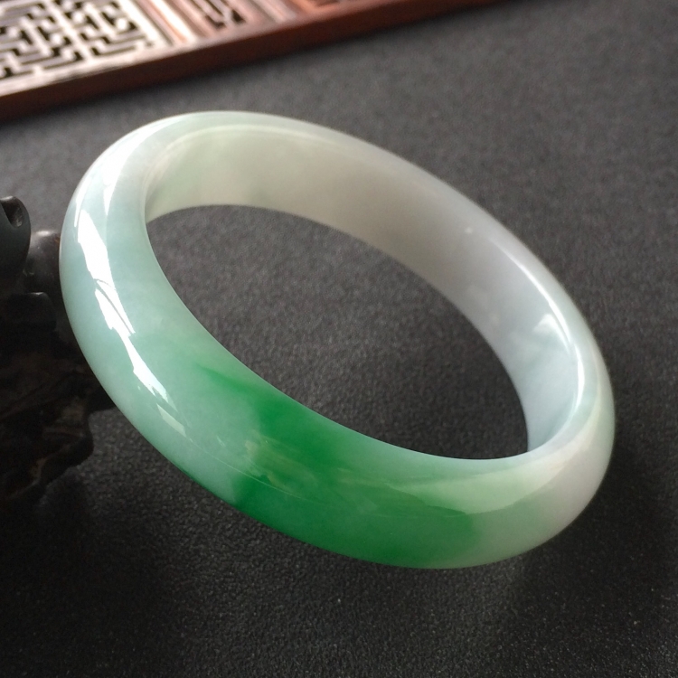 (超值推荐)糯冰种飘翠手镯(58.3mm)