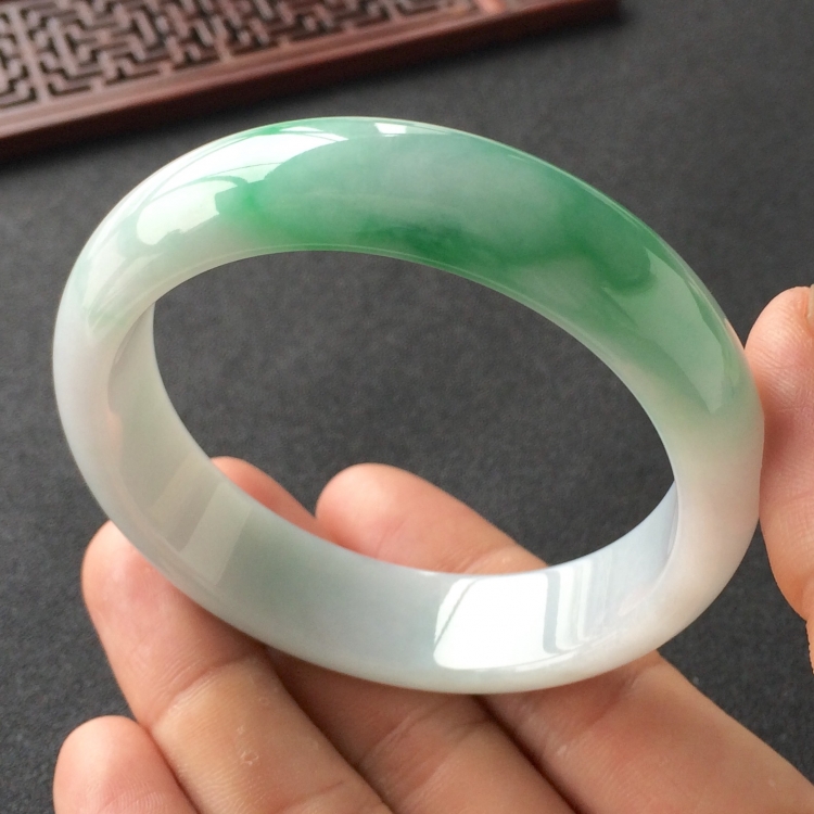 (超值推荐)糯冰种飘翠手镯(56.6mm)