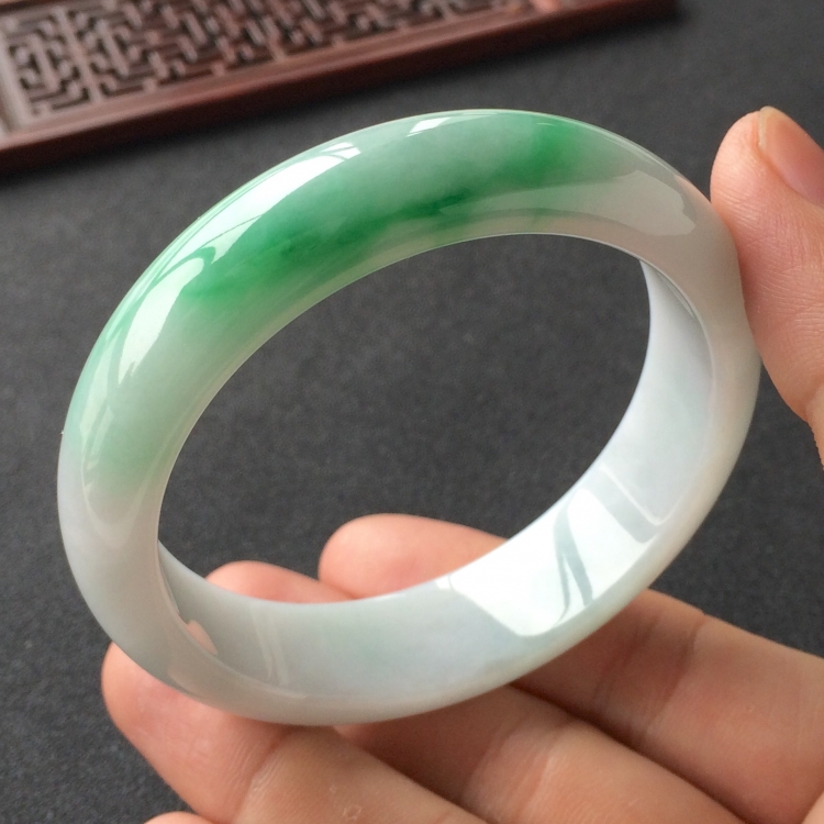 (超值推荐)糯冰种飘翠手镯(56.6mm)