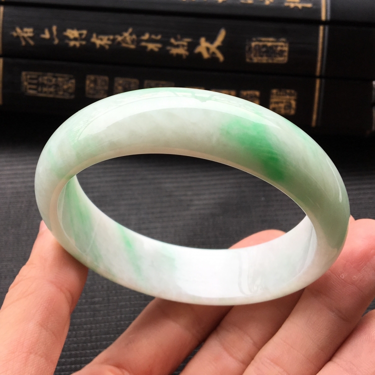 (超值推荐)糯冰种飘翠手镯(61.5mm)