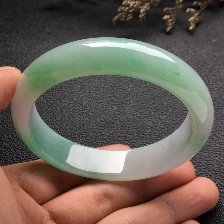 （超值推荐）糯冰种略飘花手镯（60.3mm）