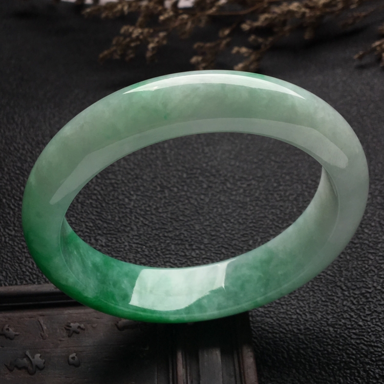 （超值推荐）糯冰种阳绿手镯（57.7mm）