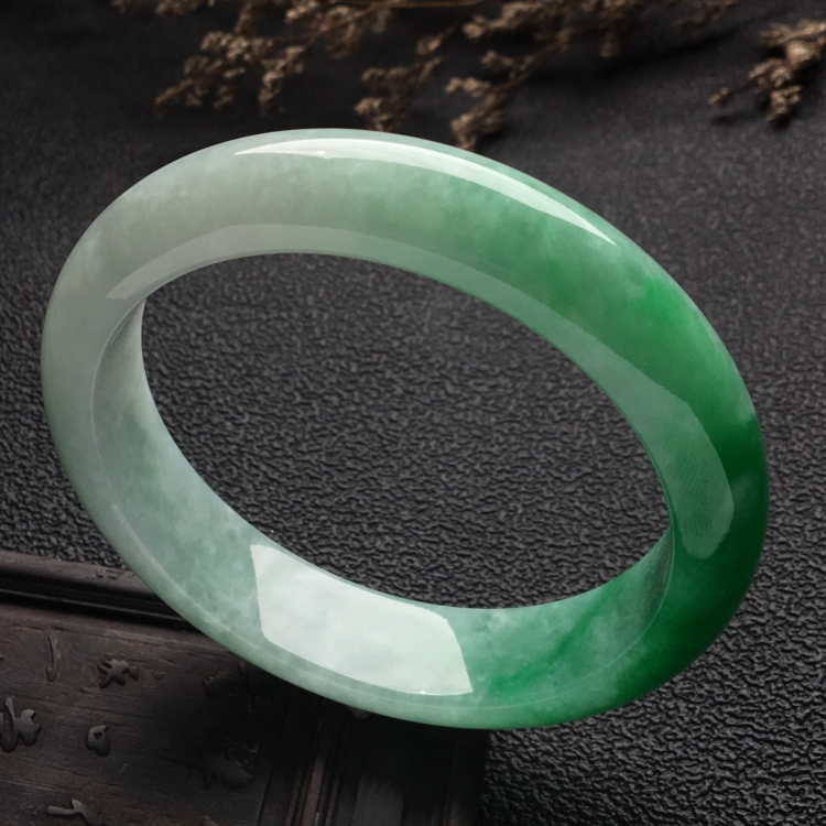 （超值推荐）糯冰种阳绿手镯（57.7mm）