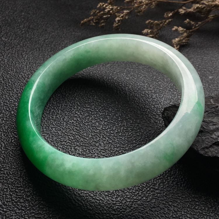 （超值推荐）糯冰种阳绿手镯（57.7mm）