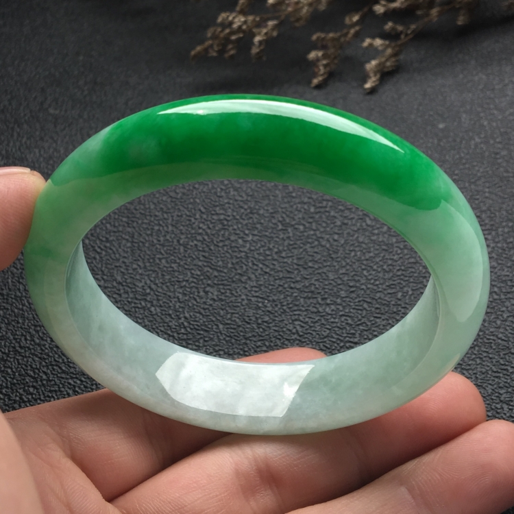 （超值推荐）糯冰种阳绿手镯（57.7mm）