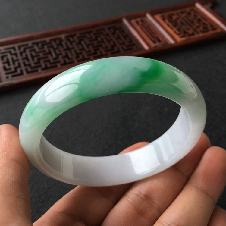(超值推荐)糯冰种飘翠手镯(56.8mm)