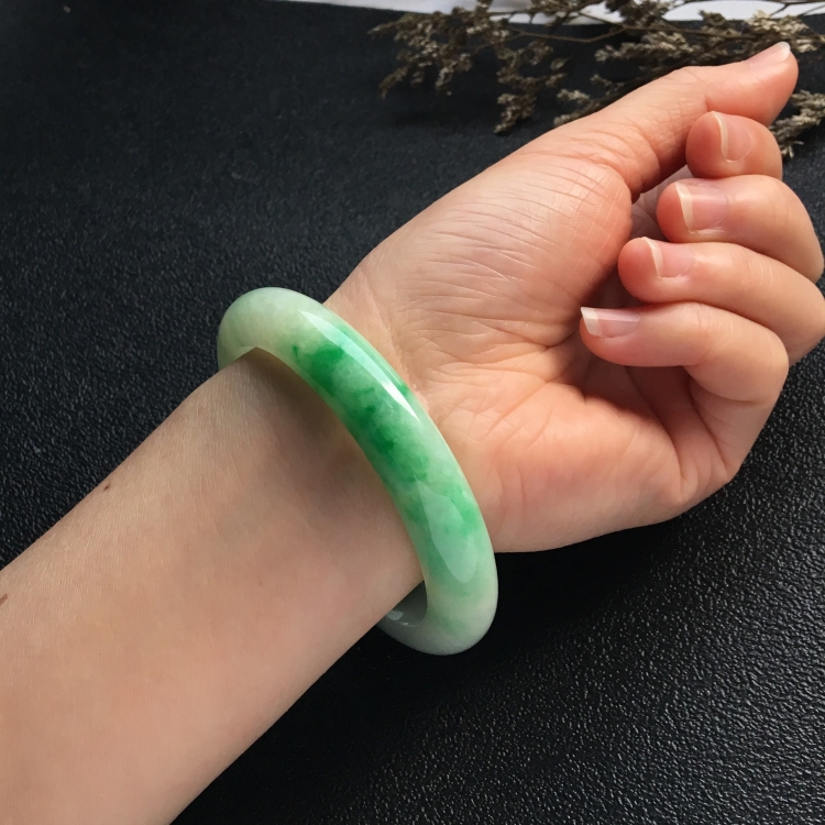 （超值推荐）糯冰种飘翠手镯（56mm）