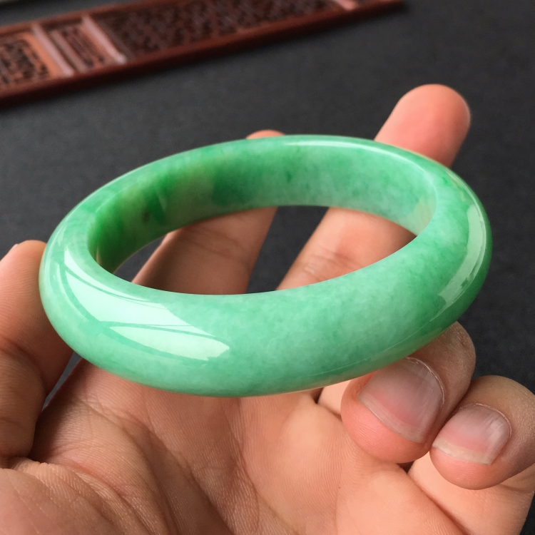 (超值推荐)糯冰种翠色手镯(57.5mm)