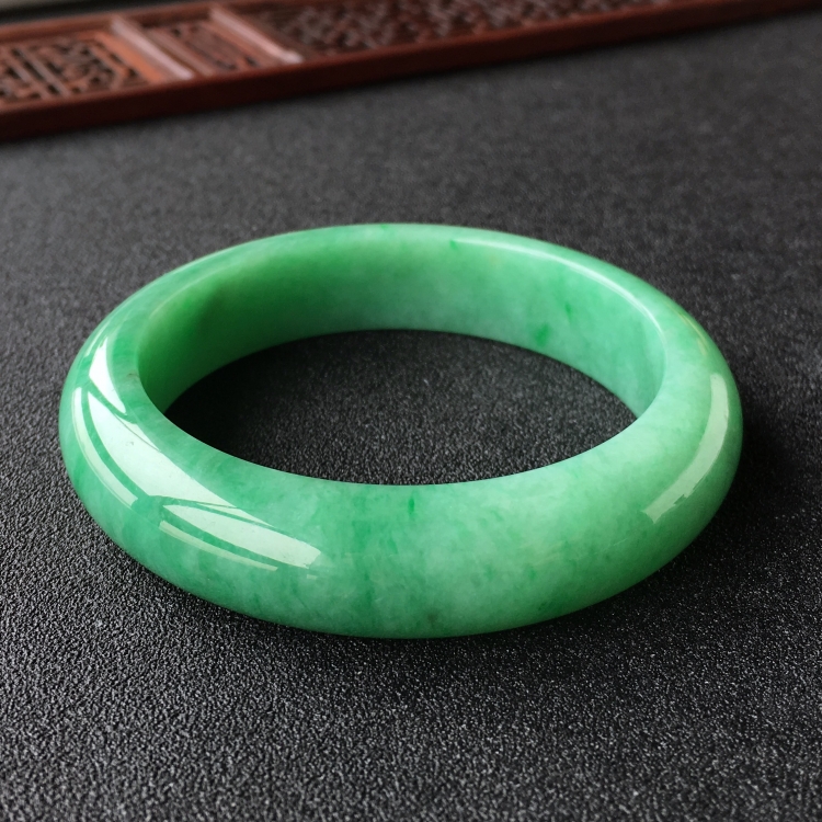 (超值推荐)糯冰种翠色手镯(57.5mm)
