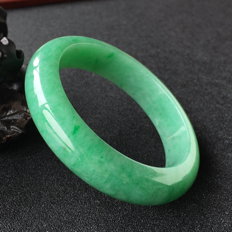 (超值推荐)糯冰种翠色手镯(57.5mm)