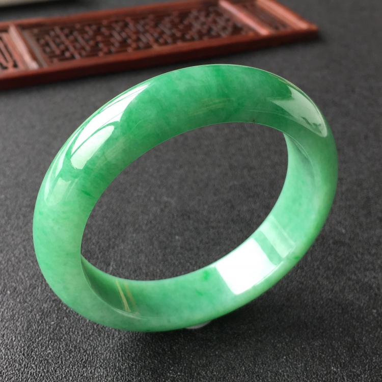 (超值推荐)糯冰种翠色手镯(57.5mm)