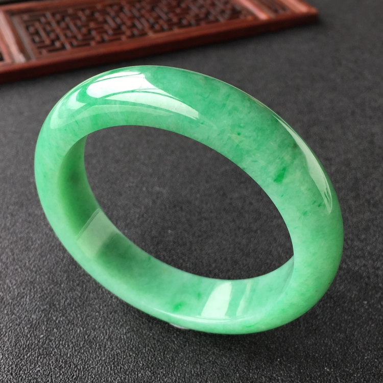 (超值推荐)糯冰种翠色手镯(57.5mm)