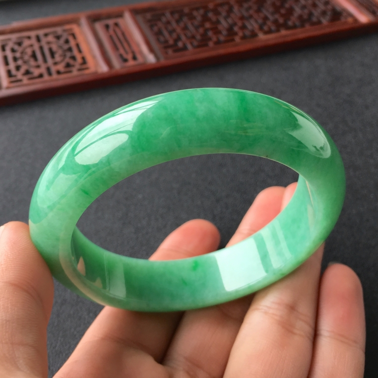 (超值推荐)糯冰种翠色手镯(57.5mm)