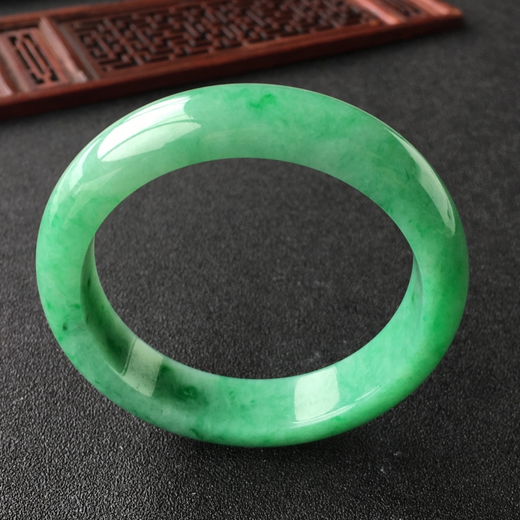 (超值推荐)糯冰种翠色手镯(57.4mm)