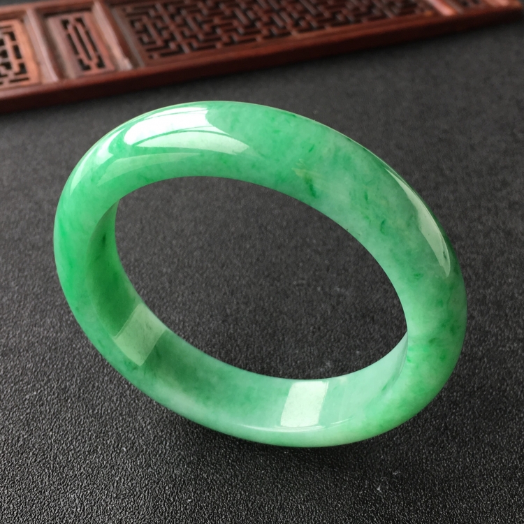 (超值推荐)糯冰种翠色手镯(57.4mm)