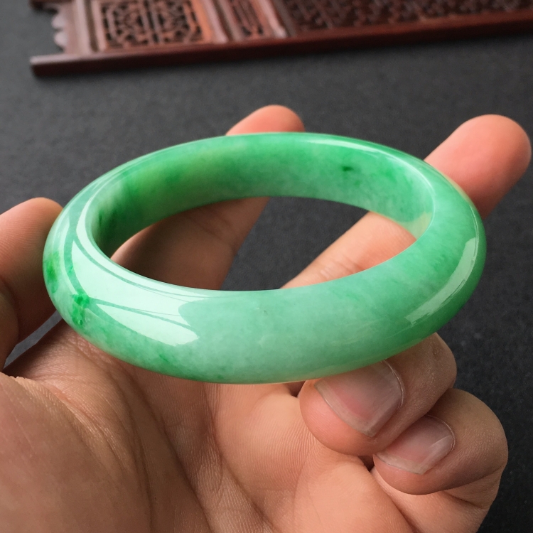 (超值推荐)糯冰种翠色手镯(57.4mm)