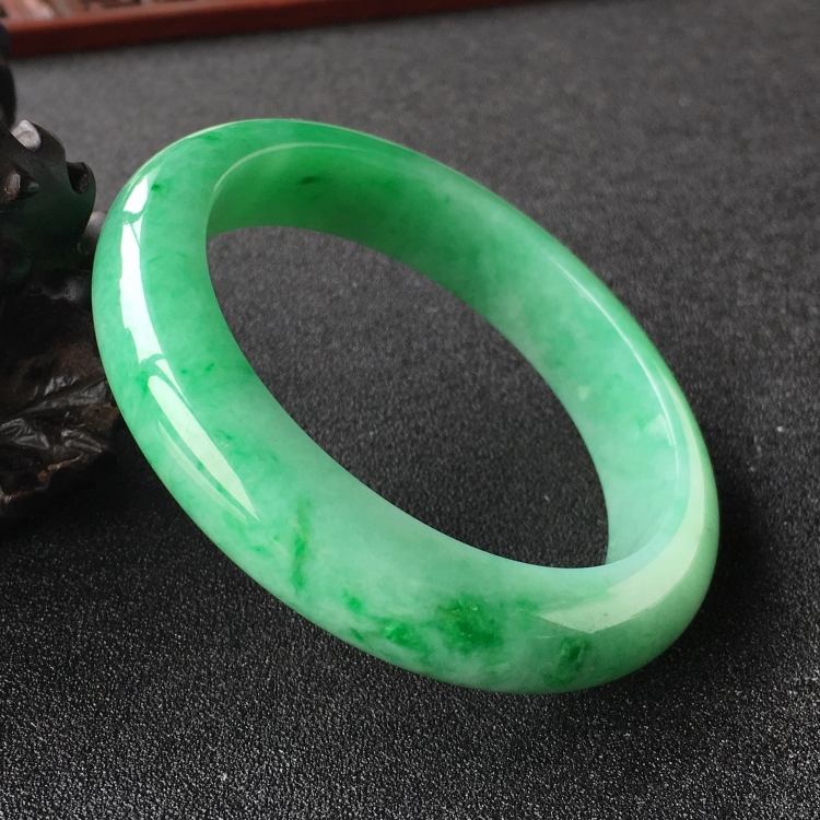 (超值推荐)糯冰种翠色手镯(57.4mm)