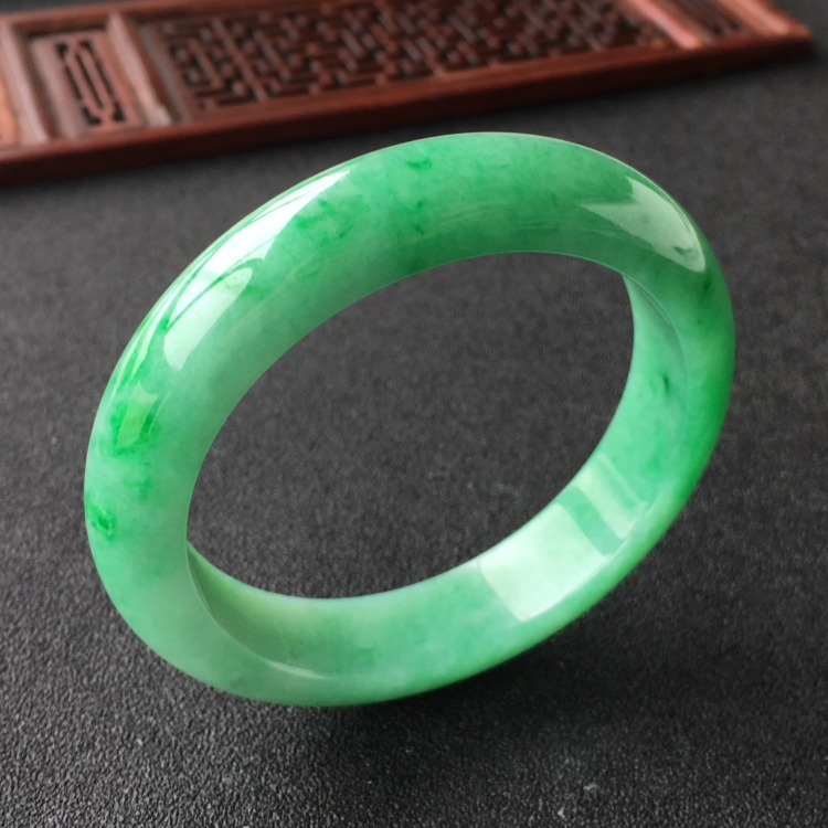 (超值推荐)糯冰种翠色手镯(57.4mm)