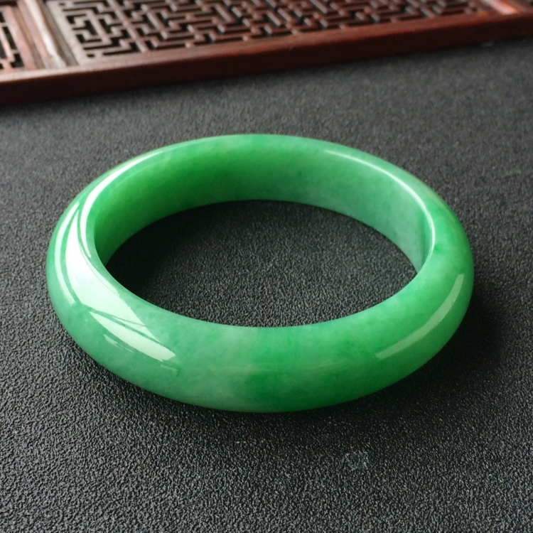 (超值推荐)糯冰种翠色手镯(54.6mm)