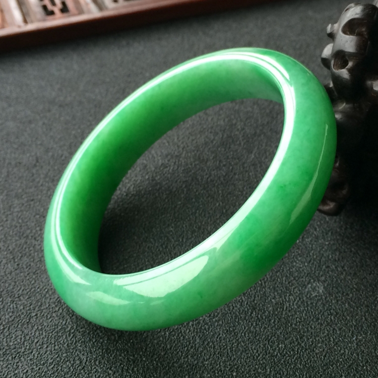 (超值推荐)糯冰种翠色手镯(54.6mm)