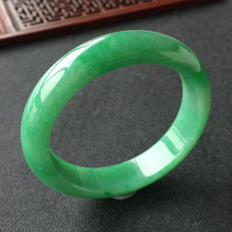 (超值推荐)糯冰种翠色手镯(54.6mm)