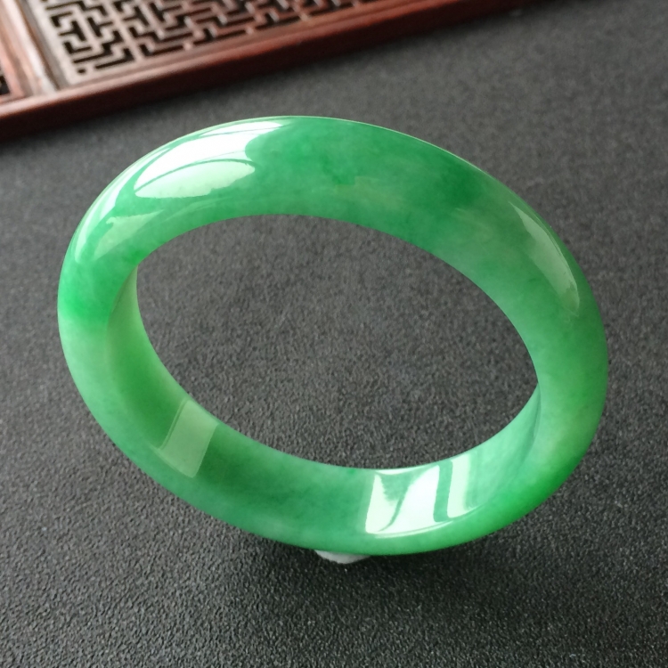 (超值推荐)糯冰种翠色手镯(54.6mm)