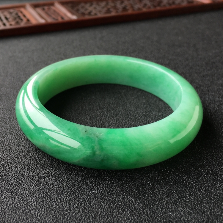 (超值推荐)糯冰种飘翠手镯(55.3mm)