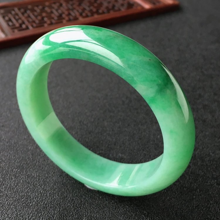 (超值推荐)糯冰种飘翠手镯(55.3mm)