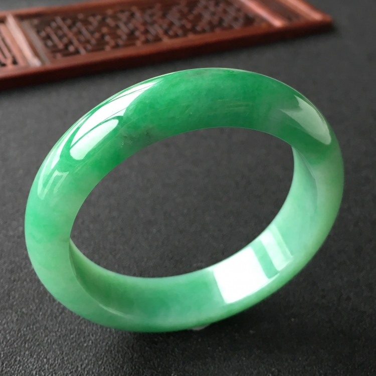 (超值推荐)糯冰种飘翠手镯(55.3mm)
