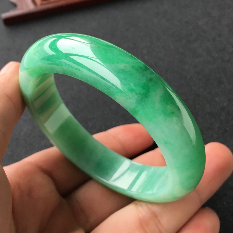 (超值推荐)糯冰种飘翠手镯(55.3mm)