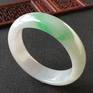 (超值推荐)糯冰种飘翠略带黄花手镯(59.2mm)