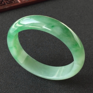 (超值推荐)糯冰种飘翠手镯(58.4mm)