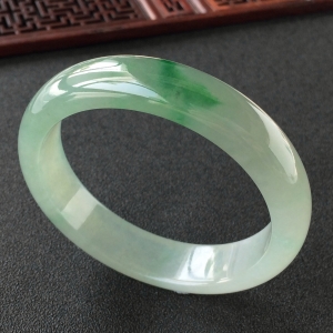 (超值推荐)糯冰种飘翠手镯(58.1mm)