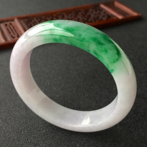 (超值推荐)糯冰种春带彩手镯(55.2mm)