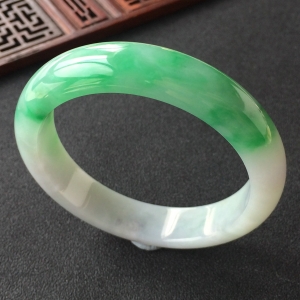 (超值推荐)糯冰种飘翠手镯(57.5mm)