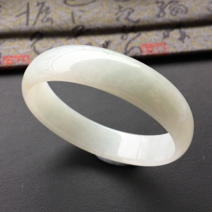 (超值推荐)糯冰种淡晴水手镯(51.3mm)