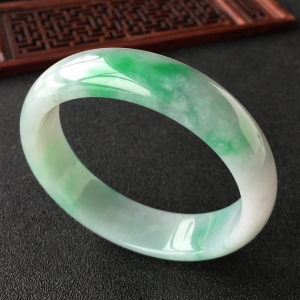 (超值推荐)糯冰种飘翠手镯(57.3mm)