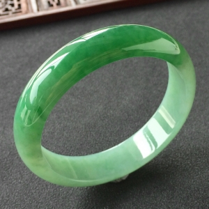 (超值推荐)糯冰种飘翠手镯(56.5mm)