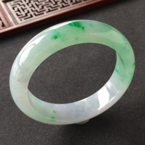 (超值推荐)糯冰种飘翠手镯(56.5mm)