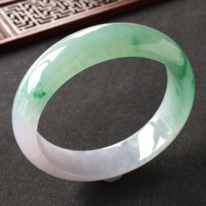 (超值推荐)糯冰种飘翠手镯(58.8mm)