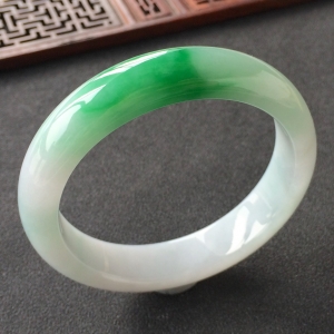(超值推荐)糯冰种飘翠手镯(58.3mm)