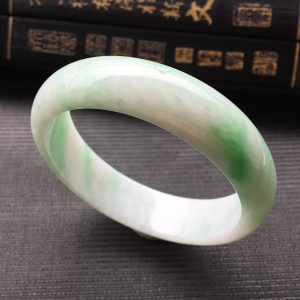 (超值推荐)糯冰种飘翠手镯(61.5mm)