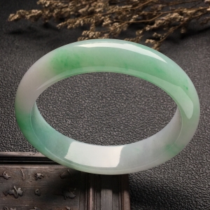 （超值推荐）糯冰种略飘花手镯（60.3mm）