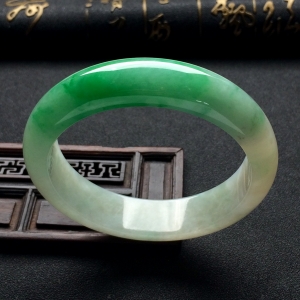 （超值推荐）糯冰种飘翠手镯（59mm）
