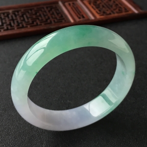 (超值推荐)糯冰种飘翠手镯(57.6mm)