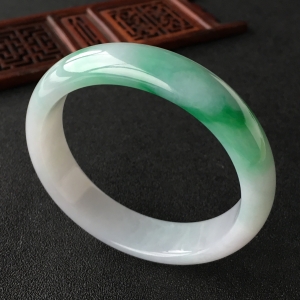 (超值推荐)糯冰种飘翠手镯(56.8mm)