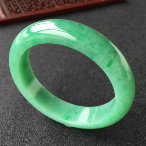 (超值推荐)糯冰种翠色手镯(57.5mm)