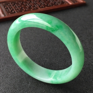 (超值推荐)糯冰种翠色手镯(56.2mm)