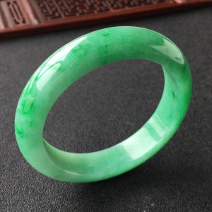 (超值推荐)糯冰种翠色手镯(57.4mm)