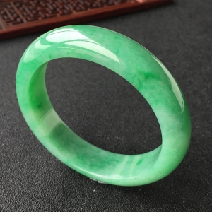 (超值推荐)糯冰种翠色手镯(56.4mm)